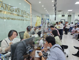 Không quy định, sao văn phòng đăng ký đất đai lại thêm thủ tục khiến dân 'lên bờ xuống ruộng'?
