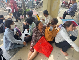 4 giờ sáng đi xếp hàng nộp hồ sơ nhà đất